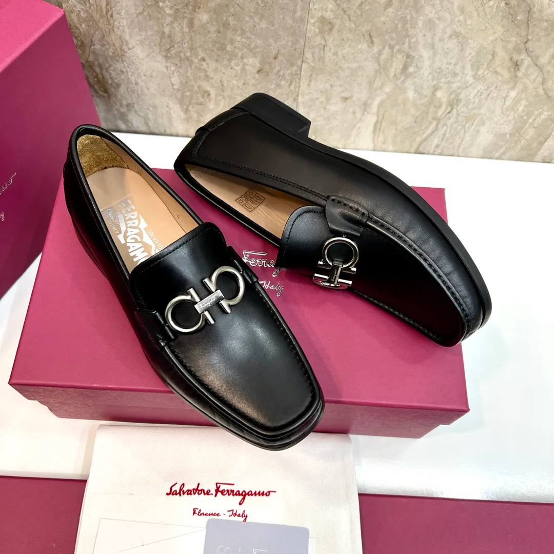 Original quality P780 Brand: Ferragamo Standard size: Men's size 39–44 (38.45 can be customized) Grade: Same style as the official website High-quality men's shoes Material: Customized first-layer calfskin with water-dyed cowhide lining Cowhide tiptoe Original non-slip and wear-resistant rubber outsole Style category: Men's formal business leather shoes are young and fashionable European and American trends British style Casual matching and comfortable feet Color: actual picture